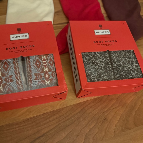 New Women’s Hunter Boots w assorted socks. - Picture 4 of 4